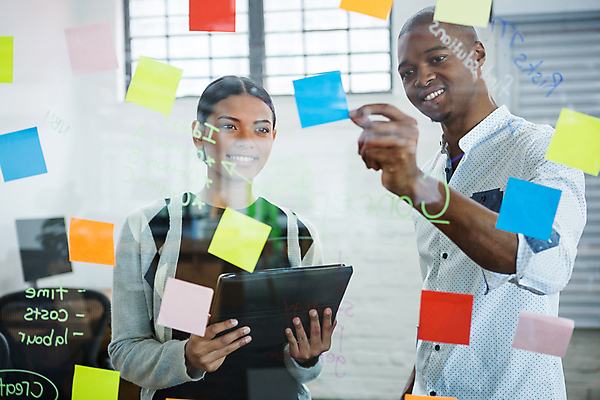 포토 JPG 해외이미지 서양인 응시 여자 남자 벽 비즈니스 실내 들기 상반신 성인 두명 앞모습 옆모습 아웃포커스 태블릿 사무실 잡기 비즈니스맨 비즈니스우먼 동료 포스트잇 성인만 해외202009 해외포토 외국인 시선 뷰포인트 관계 모션 촬영기법 사람 내부 전자제품 스마트기기 메모지 직장인 파일형식