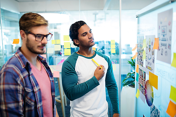 포토 JPG 해외이미지 서양인 응시 남자 실내 들기 상반신 성인 두명 옆모습 아웃포커스 사무실 펜 비즈니스맨 포스트잇 화이트보드 성인남자만 안경낌 해외202009 해외포토 외국인 시선 안경 뷰포인트 비즈니스 모션 촬영기법 사람 내부 필기구 메모지 직장인 남자만 성인만 파일형식