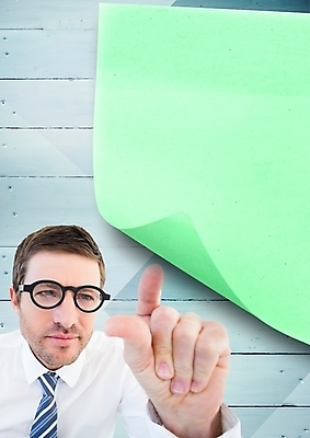 포토 JPG 해외이미지 서양인 남자 한명 상반신 성인 가리킴 비즈니스맨 포스트잇 성인남자한명만 안경낌 해외202009 해외포토 외국인 1 안경 비즈니스 사람 손짓 메모지 직장인 남자한명만 성인남자만 파일형식