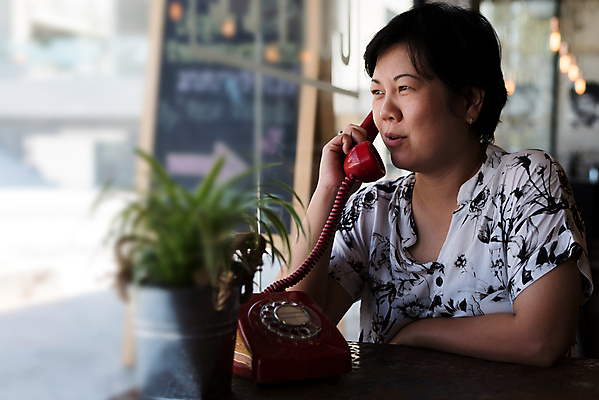 포토 JPG 해외이미지 모델 여자 행복 아시아 얼굴 커피 40대 컨셉 셔츠 통신 관계 태국 휴식 실내 건강 대화 한명 웃음 사람 동양인 빨간색 스마트폰 유행 상점 검은색 카페 기쁨 수확 흰색 달콤 수줍음 전화기 복고 부름 해외202009 해외포토 1 감정 나라 음료 컬러 중년 상의 농업 모션 표정 말하기 인종 내부 신체부위 핸드폰 스마트기기 맛 파일형식