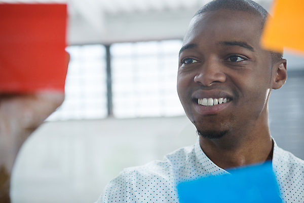 포토 JPG 해외이미지 응시 남자 벽 흑인 실내 한명 상반신 성인 앞모습 아웃포커스 사무실 기록 비즈니스맨 포스트잇 붙이기 성인남자한명만 해외202009 해외포토 서양인 1 시선 뷰포인트 비즈니스 모션 촬영기법 사람 내부 메모지 직장인 남자한명만 성인남자만 파일형식