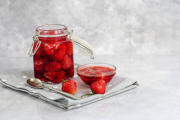 포토 JPG 해외이미지 회색배경 유리병 사람없음 숟가락 딸기잼 해외202009 해외포토 백그라운드 병_용기 수저 회색 잼 파일형식