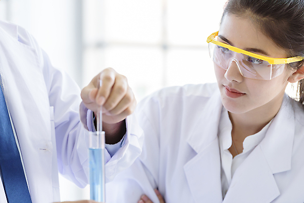 포토 JPG 해외이미지 응시 여자 남자 실험기구 사람 동양인 상반신 성인 두명 앞모습 옆모습 잡기 성인만 신약개발 해외202009 해외포토 시선 뷰포인트 과학 모션 인종 개발 파일형식 신약_의학