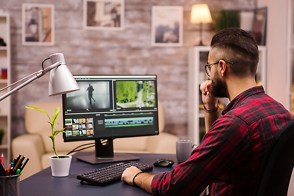 포토 JPG 해외이미지 응시 남자 비즈니스 한명 성인 뒷모습 컴퓨터 모니터 업무 작업 디자이너 책상 동영상 프리랜서 성인남자한명만 안경낌 해외202009 해외포토 직업 1 시선 안경 뷰포인트 가구 사람 전자제품 남자한명만 성인남자만 파일형식