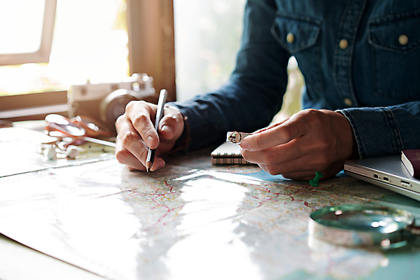 포토 JPG 해외이미지 백인 라이프스타일 손 커플 응시 종이 여행 백그라운드 컨셉 지도 비즈니스 장신구 탁자 모바일 휴가 함께함 실내 사람 사람없음 목재 스마트폰 핸드폰 세계 여행객 카메라 가리킴 플랫 계획 정상 모험가 여권 보여주기 대패 해외202009 해외포토 서양인 나무 시선 가구 재료 관계 모션 손짓 내부 생활 신체부위 전자제품 스마트기기 파일형식