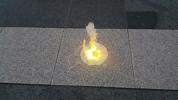 포토 JPG 해외이미지 여행 조명 기념 사람없음 야외 물 파란색 빛 반사 여행객 검은색 축제 공연 도시 액체 개울 떨어짐 야간 저녁 분수 쇼 분무기 멀티미디어 빛망울 샤워실 환상 해외202009 해외포토 자연요소 컬러 컨셉 사람 이벤트 강 샤워시설 파일형식