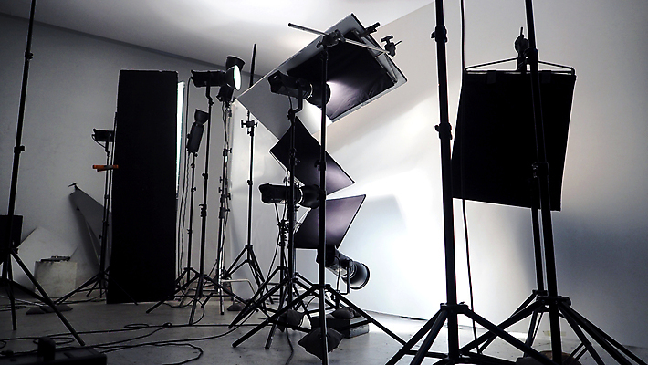 포토 JPG 해외이미지 직업 백그라운드 우산 서기 사람없음 빛 상자 유행 카메라 검은색 사진촬영 방 장비 흰색 램프 발사 사진사 필름 영화 슛 부드러움 스포트라이트 동영상 빛망울 벌집 정확 해외202009 해외포토 컬러 컨셉 모션 문화예술 조명 전자제품 촬영 감각 작가 파일형식