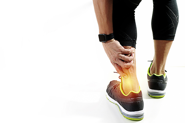 포토 JPG 해외이미지 남자 실내 한명 성인 뒷모습 고통 하반신 잡기 발목 성인남자한명만 해외202009 해외포토 1 감정 뷰포인트 모션 발 사람 내부 남자한명만 성인남자만 파일형식