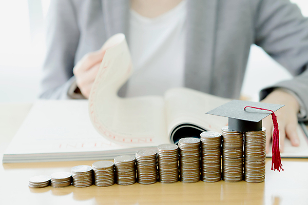 포토 JPG 해외이미지 여자 교육 컨셉 돈 비즈니스 성공 사람 사람없음 책 금융 경제 독서 숫자 쌓기 동전 미니어처 저축 성장 비즈니스우먼 시장 대학교 투자 해외202009 해외포토 문자 학교 모션 모형 직장인 재산 파일형식