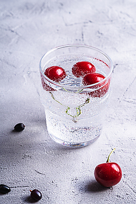 포토 JPG 해외이미지 잔 사람없음 투명 체리 탄산음료 베리 콘크리트 탄산수 해외202009 해외포토 식기 음료 과일 물 탄산 파일형식