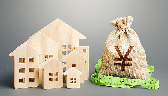 포토 JPG 해외이미지 컨셉 회색배경 부동산 사람없음 돈자루 재산 엔 구매 가격 건축모형 집모양 비용 해외202009 해외포토 모양 백그라운드 돈 금융 경제 쇼핑 모형 회색 파일형식