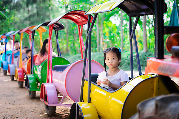 포토 JPG 해외이미지 응시 도로 얼굴 어린이 여행 창문 모션 휴가 한명 사람 햇빛 머리 일몰 기차 수확 표현 속도 승객 혼자 해외202009 해외포토 1 시선 길 육상교통 농업 교통시설 대중교통 신체부위 태양 노을 파일형식
