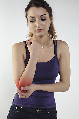 포토 JPG 해외이미지 서양인 응시 여자 실내 한명 사람 상반신 성인 앞모습 고통 관절염 팔꿈치 성인여자한명만 해외202009 해외포토 외국인 1 시선 감정 뷰포인트 내부 신체부위 질병 팔 여자한명만 성인여자만 파일형식