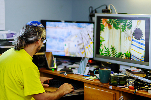 포토 JPG 해외이미지 디자인 남자 비즈니스 한명 앉기 성인 뒷모습 컴퓨터 업무 작업 디자이너 프리랜서 성인남자한명만 해외202009 해외포토 직업 1 뷰포인트 모션 사람 전자제품 남자한명만 성인남자만 파일형식