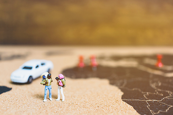 포토 JPG 해외이미지 라이프스타일 여행 세계지도 배낭 사람없음 미니어처 장난감자동차 백패커 해외202009 해외포토 지도 가방 생활 세계 장난감 모형 파일형식