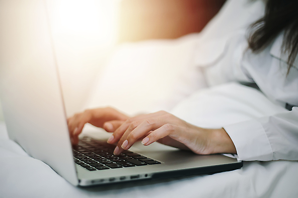 포토 JPG 해외이미지 백인 라이프스타일 여자 행복 커피 음료 백그라운드 인터넷 비즈니스 아침 휴식 주택 실내 건강 미소 사람 앉기 동양인 성인 사람없음 내부 장식 컵 파란색 노트북 컴퓨터 공책 침실 방 흰색 침대 잡기 작업 뜨거움 차 온라인 리빙 소셜 해외202009 해외포토 주간 서양인 식기 감정 컬러 가구 컨셉 모션 문구용품 표정 인종 건물 생활 전자제품 파일형식