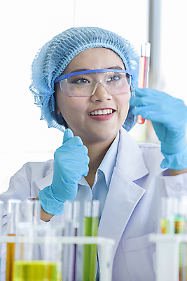 포토 JPG 해외이미지 응시 여자 현미경 실험기구 한명 들기 사람 동양인 성인여자한명만 신약개발 해외202009 해외포토 1 시선 과학 모션 인종 개발 여자한명만 성인여자만 파일형식 신약_의학