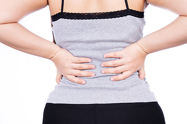 포토 JPG 해외이미지 무료이미지 여자 실내 한명 상반신 성인 뒷모습 고통 잡기 허리 등교 요통 허리통증 성인여자한명만 해외202009 해외202105 해외포토 1 감정 뷰포인트 모션 사람 내부 신체부위 등하교 여자한명만 성인여자만 파일형식