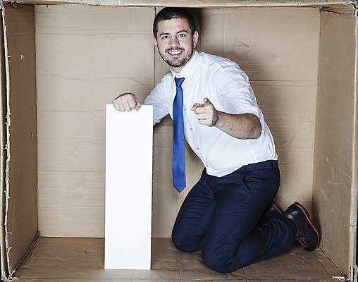 포토 JPG 해외이미지 전신 백인 남자 한명 앉기 성인 옆모습 상자 사무실 비즈니스맨 무릎꿇기 갇힘 답답함 성인남자한명만 카피스페이스 해외202009 해외포토 서양인 1 뷰포인트 비즈니스 모션 사람 공백 직장인 감각 남자한명만 성인남자만 파일형식