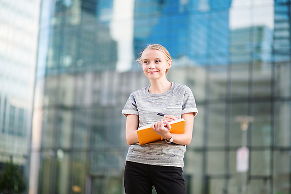 포토 JPG 해외이미지 백인 직업 여자 행복 유럽 비즈니스 창문 유리 성공 설계 한명 미소 사람 내부 건물 금융 사무실 반사 디지털 다이어리 공책 흰색 비즈니스우먼 자신감 일주일 스마트 리더 경영 지능 해외202009 해외포토 서양인 1 건축물 감정 나라 컬러 컨셉 재질 문구용품 표정 경제 사무용품 직장인 파일형식