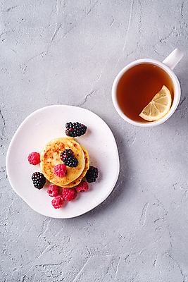 포토 JPG 해외이미지 접시 회색배경 사람없음 레몬 산딸기 블랙베리 팬케이크 콘크리트 카피스페이스 해외202009 해외포토 식기 백그라운드 과일 케이크 공백 회색 파일형식