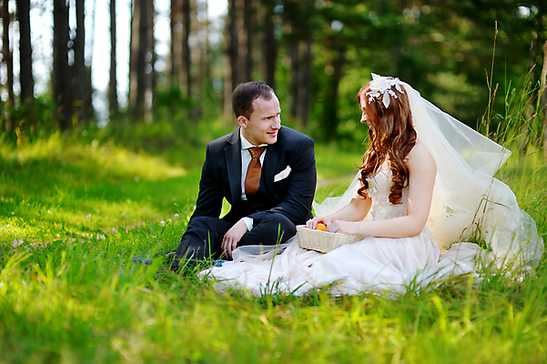 포토 JPG 해외이미지 주간 커플 공원 여자 남자 신부 결혼 포옹 결혼식 앉기 정장 턱시도 성인 야외 두명 앞모습 성인만 해외202009 해외포토 자연요소 옷 공공시설 뷰포인트 관계 안기 모션 사람 이벤트 파일형식