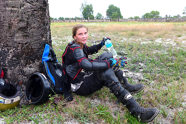포토 JPG 해외이미지 라이프스타일 공원 행복 도로 어린이 스포츠 학교 자연 거리 건강 한명 미소 안전 사람 야외 여름 학습 청춘 운동 자전거 오토바이 바퀴 가르침 보호 헬멧 순환 라이더 사춘기 혼자 해외202009 해외포토 1 계절 공공시설 교육 감정 길 컨셉 교통시설 모션 표정 생활 바이크 보호장비 생태계 파일형식