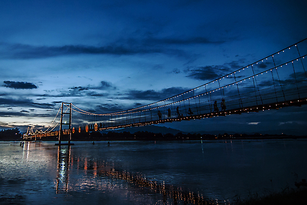 포토 JPG 해외이미지 나무 밧줄 여행 십자가 자국 자연 사람없음 야외 빨간색 물 강 여행객 일몰 트래킹 하이킹 도전 뜨거움 보행자 널 정상 숲 접속 위험 무서움 공포 지역 대각선 넘어짐 방법 인기 통근 해외202009 해외포토 자연요소 식물 감정 선 줄 컬러 컨셉 모션 레저 사람 노을 생태계 출근 파일형식