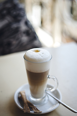 포토 JPG 해외이미지 커피 음료 음식 백그라운드 유리 탁자 아침 디저트 따뜻함 사람없음 목재 컵 갈색 식당 초콜릿 숟가락 어둠 거품 카페 우유 머그컵 흰색 칵테일 뜨거움 달콤 맛 아침식사 큼 설탕 크림 아로마 향 카푸치노 에스프레소 코코아 떨림 단절 라떼 아라비카 카페인 맛있는 해외202009 해외포토 주간 나무 식기 컬러 가구 컨셉 재료 모션 재질 유제품 주류 수저 상점 식사 크기 파일형식