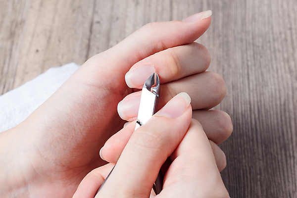 포토 JPG 해외이미지 무료이미지 직업 손 여자 백그라운드 컨셉 비즈니스 손가락 주택 건강 사람 사람없음 치료 유행 상점 금속 스파 화장품 장비 흰색 공구 업무 못 오픈 칼날 질병 위험 손톱관리 손톱 미용사 자르기 피부 오브젝트 서비스 날카로움 광택 펜치 돌봄 위생관리 철강 해외202009 해외202105 해외포토 컬러 의학 모션 재질 관리 건물 신체부위 뷰티 도구 작업 네일아트 파일형식