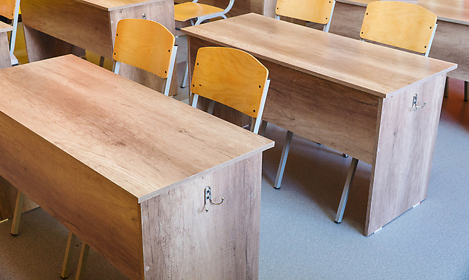 포토 JPG 해외이미지 무료이미지 교육 가구 의자 교실 학교 탁자 수업 실내 사람없음 내부 목재 빨간색 초록색 스터디 노란색 칠판 방 강의 책상 대학교 해외202009 해외202105 해외포토 나무 컬러 생활용품 재료 학습 파일형식 무료콘텐츠