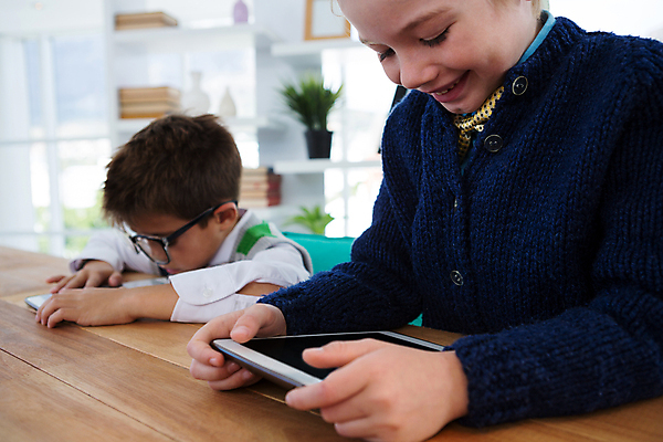 포토 JPG 해외이미지 응시 남자 어린이라이프 어린이 비즈니스 소년 상반신 두명 태블릿 사무실 잡기 비즈니스맨 직업체험 경영 역할놀이 소년만 해외202009 해외포토 라이프스타일 시선 모션 놀이 사람 전자제품 스마트기기 직장인 체험학습 남자만 어린이만 파일형식