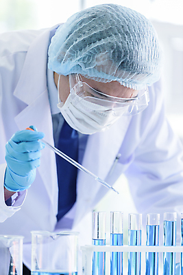 포토 JPG 해외이미지 응시 남자 현미경 실험기구 마스크 한명 들기 사람 동양인 상반신 성인 옆모습 성인남자한명만 신약개발 해외202009 해외포토 1 시선 뷰포인트 과학 모션 인종 개발 남자한명만 성인남자만 파일형식 신약_의학