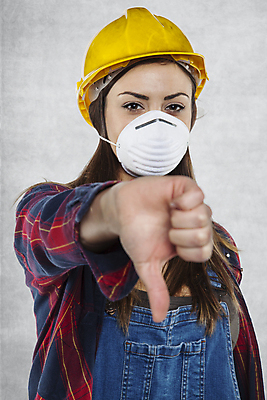 포토 JPG 해외이미지 백인 응시 여자 셔츠 회색배경 마스크 한명 사람 손짓 상반신 성인 앞모습 안전모 건축업자 성인여자한명만 코로나바이러스 포스트코로나 해외202009 델타변이바이러스 위드코로나 해외포토 서양인 1 시선 건축 뷰포인트 백그라운드 상의 모션 회색 바이러스 헬멧 안전장비 사회이슈 여자한명만 성인여자만 파일형식