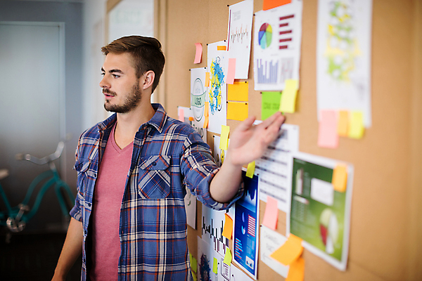 포토 JPG 해외이미지 서양인 응시 남자 실내 한명 상반신 성인 옆모습 사무실 가리킴 비즈니스맨 발표 포스트잇 코르크보드 성인남자한명만 해외202009 해외포토 외국인 1 시선 뷰포인트 비즈니스 알림판 사람 손짓 내부 메모지 직장인 남자한명만 성인남자만 파일형식