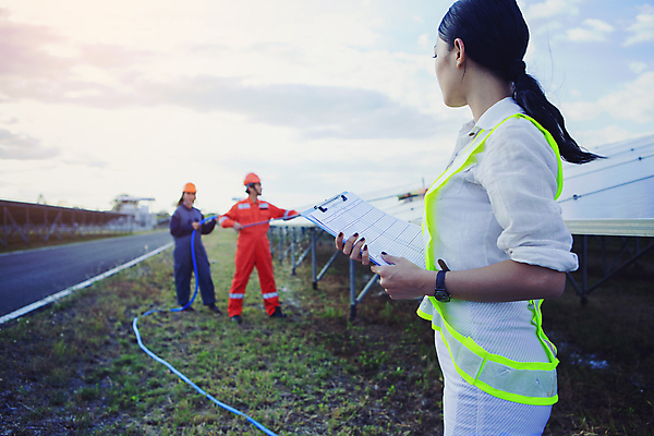포토 JPG 해외이미지 식물 산업 비즈니스 공장 자연 지붕 노동자 세포 세명 초록색 파란색 햇빛 태양 환경 힘 장비 발전기 에너지 작업 판넬 기술자 엔지니어 변화 역 보호 에코 지역 시스템 공학 유지 혁명 생태학 설치 공급 해외202009 해외포토 자연요소 직업 교육 컬러 컨셉 공업 교통시설 사람 발전소 생태계 파일형식