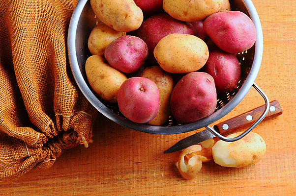 포토 JPG 해외이미지 음식 채소 가방 탁자 감자 사람없음 목재 빨간색 주방 흰색 시골 신선 칼 삼베 자루 적갈색 해외202009 깎기 해외포토 나무 잡화 컬러 가구 재료 모션 갈색 파일형식 천_직물