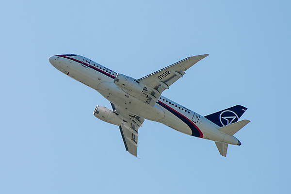 포토 JPG 해외이미지 여행 날개 비즈니스 교통시설 하늘 휴가 비행기 사람없음 파란색 맑음 공항 도착 항공 속도 출발 상업 활주로 제트기 승객 이륙 엔진 대패 모스크바 착륙 해외202009 해외포토 길 컬러 교통 컨셉 항공교통 날씨 대중교통 시설 러시아 파일형식