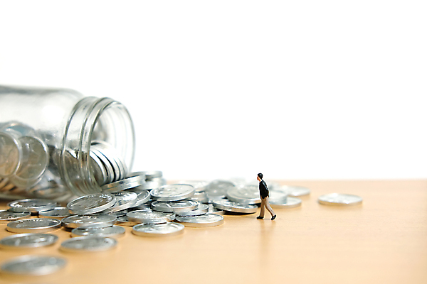 포토 JPG 해외이미지 유리병 사람없음 동전 미니어처 쏟아짐 해외202009 해외포토 돈 모션 병_용기 모형 파일형식