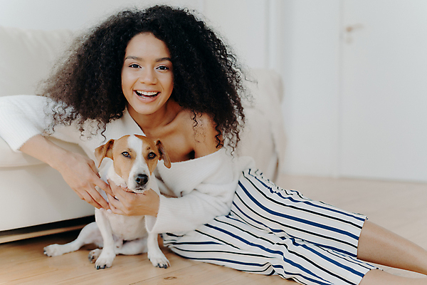 포토 JPG 해외이미지 동물 1 라이프스타일 응시 여자 행복 감정 거실 포옹 휴식 바닥 주택 실내 미소 앉기 사람없음 내부 반려동물 소파 우정 기쁨 흰색 개 스웨터 만족 주인 돌봄 동반자 유래 카피스페이스 해외202009 관능적 해외포토 시선 컬러 컨셉 상의 의자 포유류 안기 모션 표정 사람 건물 생활 친구 공백 파일형식