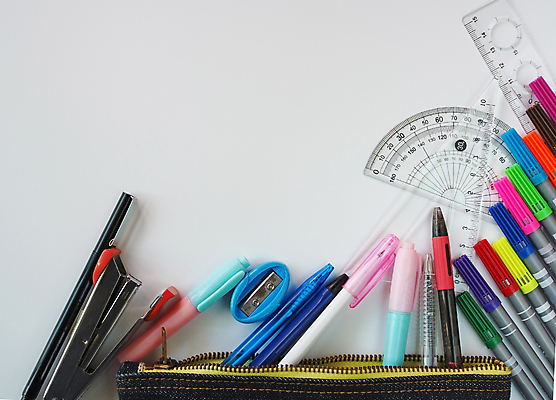 포토 JPG 해외이미지 무료이미지 학생 디자인 교육 종이 백그라운드 컨셉 패턴 비즈니스 장신구 텍스트 교실 학교 탁자 문구용품 직장 자 사람없음 장식 빨간색 초록색 학습 컬러풀 사무실 연필 펜 노란색 우주 페인트 장비 흰색 도구 업무 정상 책상 오브젝트 그림 지우개 카피스페이스 해외202009 해외202105 해외포토 컬러 가구 무늬 회사 학용품 필기구 공백 작업 파일형식 무료콘텐츠