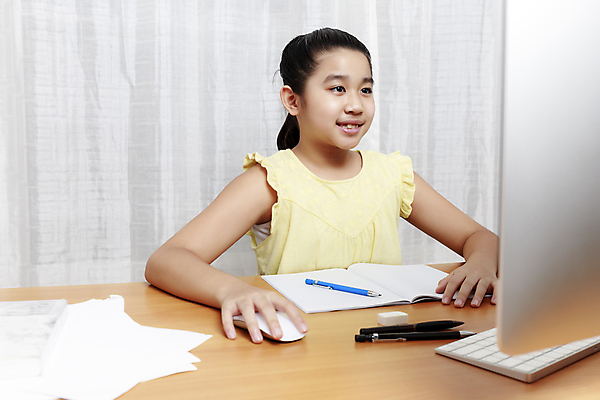 포토 JPG 해외이미지 학생 라이프스타일 여자 교육 행복 아시아 종이 어린이 인터넷 통신 교실 가족 태국 탁자 수업 주택 한국 한명 미소 사람 앉기 동양인 노트북 스터디 컴퓨터 알약 연필 일본 교사 공책 방 온라인 초보 카피스페이스 해외202009 해외포토 직업 1 감정 나라 가구 학교 관계 모션 문구용품 학용품 표정 인종 건물 생활 전자제품 학습 필기구 약 공백 파일형식