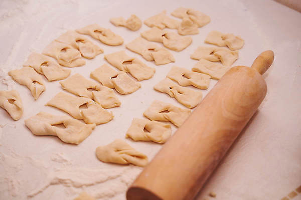 포토 JPG 해외이미지 가사 재료 공 요리 사람없음 목재 흰색 굽기 준비 반죽 밀가루 먼지 넘어짐 핸드메이드 해외202009 해외포토 나무 컬러 모션 가루 구이 파일형식