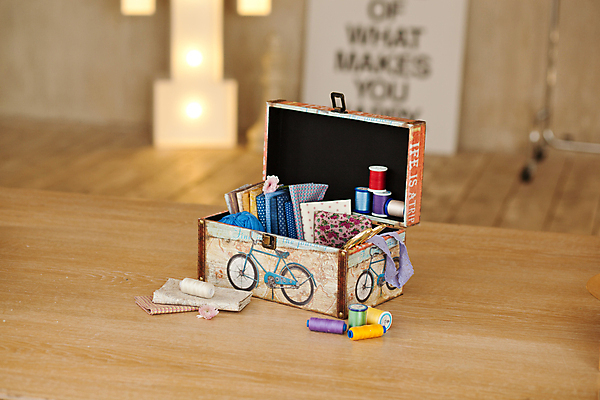 포토 JPG 해외이미지 무료이미지 디자인 옷 꽃 산업 줄 백그라운드 장신구 탁자 미술 취미 사람없음 목재 세트 상자 컬러풀 유행 수확 공구 직물 면 바늘 그룹 실 바느질 천 오브젝트 땀 롤 실타래 자수 수공예 재단 재단사 골무 옛날 장식함 해외202009 해외202105 해외포토 나무 식물 직업 컬러 가구 농업 재료 문화예술 도구 공예 파일형식 무료콘텐츠