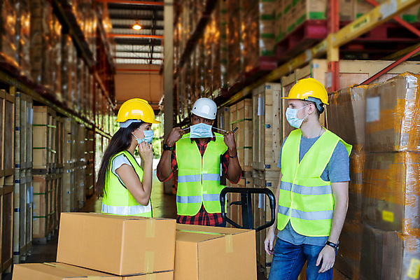 포토 JPG 해외이미지 실내 마스크 서기 사람 상반신 성인 앞모습 옆모습 세명 화물 마스크착용 물류창고 성인만 해외202009 해외포토 뷰포인트 모션 내부 운송업 사회이슈 창고 파일형식