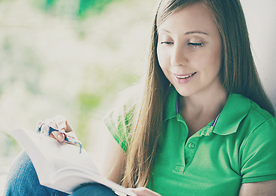 포토 JPG 해외이미지 백인 학생 여자 교육 행복 안경 학교 미소 사람 성인 사람없음 책 스터디 읽기 교과서 문학 해외202009 해외포토 서양인 잡화 감정 모션 교재 표정 학습 파일형식