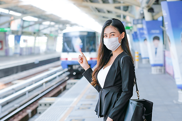포토 JPG 해외이미지 라이프스타일 여자 교통시설 마스크 한명 서기 사람 동양인 손짓 상반신 성인 옆모습 기차 역 승객 기차역 성인여자한명만 코로나바이러스 포스트코로나 해외202009 델타변이바이러스 위드코로나 해외포토 1 육상교통 뷰포인트 교통 모션 대중교통 인종 생활 바이러스 사회이슈 시설 여자한명만 성인여자만 파일형식
