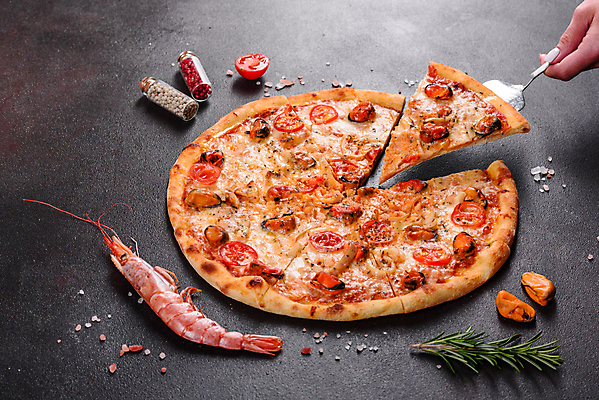 포토 JPG 해외이미지 전통 음식 바다 조각 백그라운드 토마토 채소 재료 탁자 양파 치즈 새우 피자 육류 요리 사람없음 식당 식사 저녁식사 이탈리아 껍질 신선 반지 뜨거움 원형 맛 굽기 지중해 먹기 해산물 속도 오징어 올리브 반죽 후추 바질 점심식사 고립 모짜렐라치즈 피자집 맛있는 해외202009 해외포토 도형 열매 유럽 가구 컨셉 식재료 장신구 모션 유제품 연체동물 패스트푸드 서양음식 갑각류 상점 수중동물 구이 향신료 파일형식