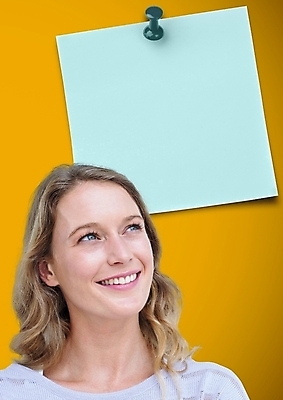 포토 JPG 해외이미지 서양인 응시 여자 한명 상반신 성인 비즈니스우먼 압정 포스트잇 노란배경 성인여자한명만 해외202009 해외포토 외국인 1 시선 백그라운드 비즈니스 사람 노란색 사무용품 메모지 직장인 여자한명만 성인여자만 파일형식