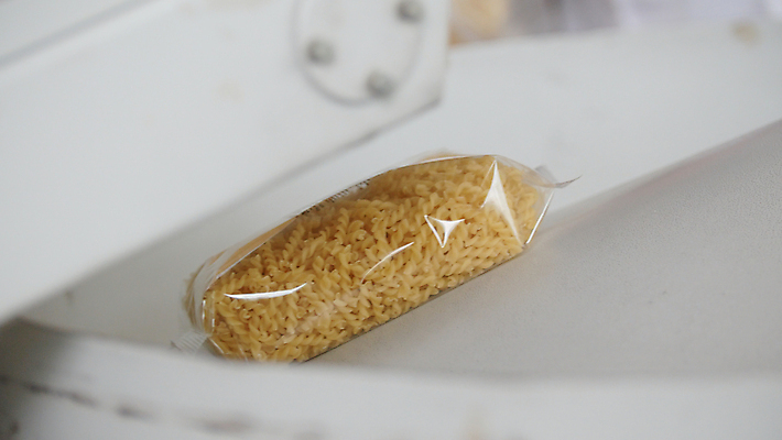 포토 JPG 해외이미지 산업 음식 공장 노동자 파스타 요리 사람없음 기계 제조 밀 흔들림 준비 만들기 밀가루 나눔 흙더미 마카로니 컨베어밸트 해외202009 해외포토 직업 공업 모션 곡류 서양음식 흙 가루 파스타면 파일형식 더미